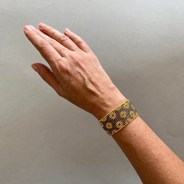 Brazalete Telar Dorado Medio Rondanas Gris Traslucido